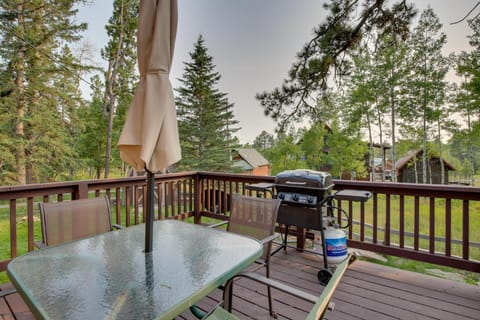 Cozy Lead Cabin with Deck Less Than 1 Mi to Ski Slopes! House in North Lawrence