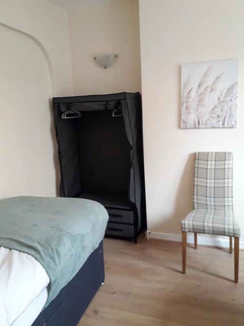 Luxury 4 Bedroom City Centre Retreat FREE PARKING & FREE WIFI House in Bedford