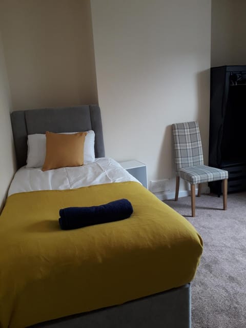 Luxury 4 Bedroom City Centre Retreat FREE PARKING & FREE WIFI House in Bedford