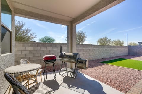 Sunny Arizona Escape with Patio, Grill and Fireplace! House in Glendale