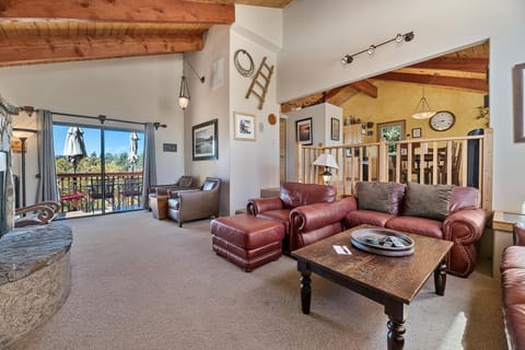 King's Cabin - Spacious mountain home with picturesque views, fast internet! House in Big Bear