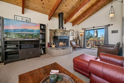 King's Cabin - Spacious mountain home with picturesque views, fast internet! House in Big Bear