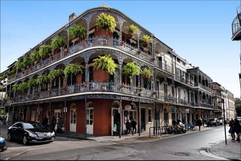 NEW ORLEANS LADY- POOL TABLE, Pets OK, 4 BDRM Maison in New Orleans