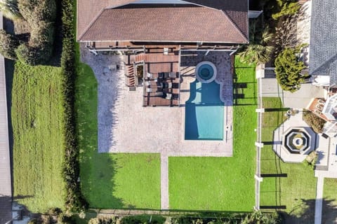 Property building, Natural landscape, Bird's eye view, Garden, Hot Tub, Garden view, Pool view, Swimming pool