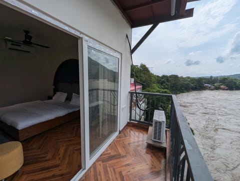 View (from property/room), Balcony/Terrace, River view