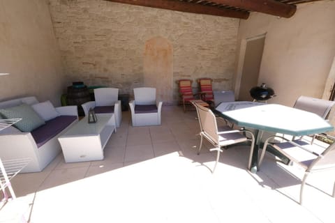 mas attached to another building with private pool 4 people in carpentras, at the foot of the ventoux in provence. House in Carpentras