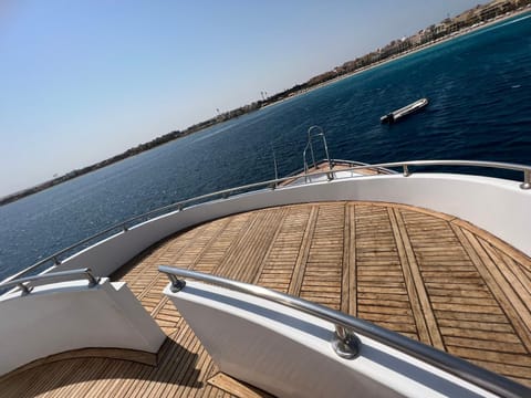 KUBA LuXus tour - Hotel boat in sahl Hashesh - Hurghada Barco atracado in Hurghada