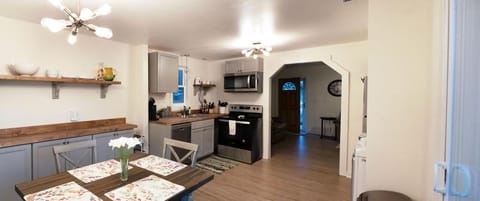 Madrona's Guesthouse- Convenient location, pet friendly House in North Charleston