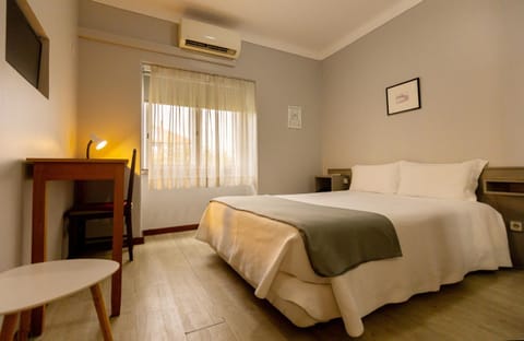 Bed, TV and multimedia, Bedroom, air conditioner