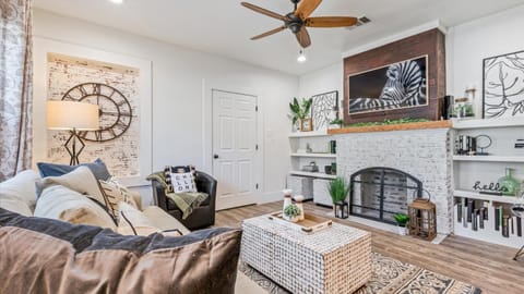 Curated Cottage. minutes from Silos, zoo, Baylor Apartment in Waco