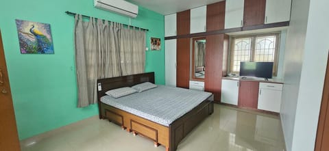 Bed, TV and multimedia, Bedroom, air conditioner