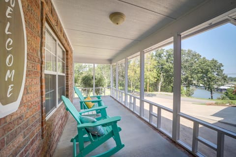 Eufaula Oasis with Screened Porch Unwind in Style! House in Longtown