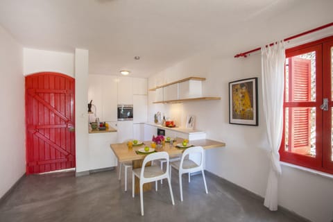 Kitchen or kitchenette, Dining area