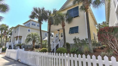 Aventon - Is a 3 bedroom home that is an easy walk to the beach with communal pool Casa in Miramar Beach