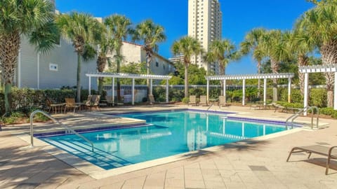 Aventon - Is a 3 bedroom home that is an easy walk to the beach with communal pool House in Miramar Beach