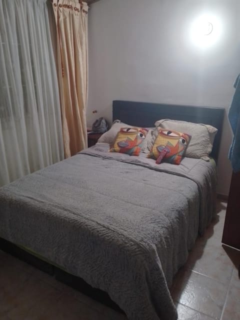 cálida, cómoda, habitación amoblada cerca al portal 80 Location de vacances in Bogota