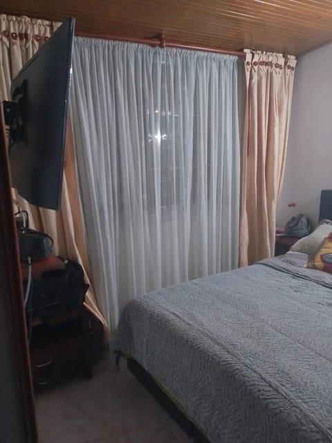 cálida, cómoda, habitación amoblada cerca al portal 80 Casa vacanze in Bogota
