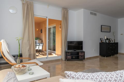 Relaxing Retreat in Princess Park Apartment in Sitio de Calahonda