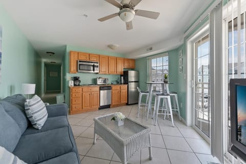 Nw Condo W Private Balcony, Ocean Views & Pool House in North Wildwood