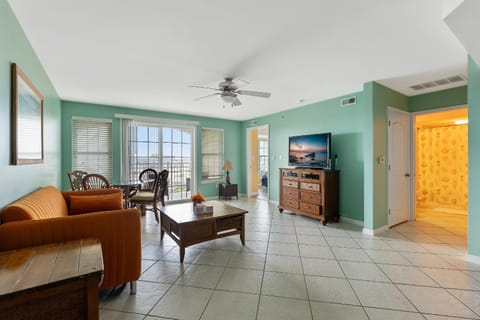 Nw Penthouse Suite W Private Balcony & Pool House in North Wildwood