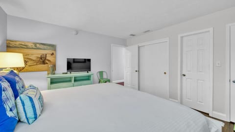 Crystal Villas 12B - Updated 2 Bedroom with Loft Beach Front Condo In the Heart of Destin Casa in Destin