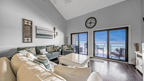 Crystal Villas 12B - Updated 2 Bedroom with Loft Beach Front Condo In the Heart of Destin Casa in Destin