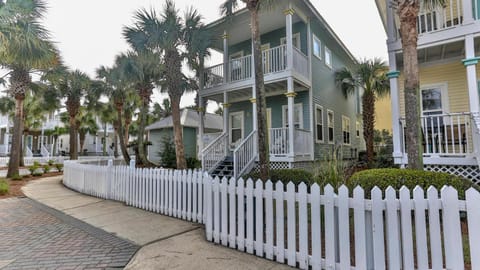 Biglows Bungalow - About a quarter mile to PRIVATE Neighborhood Beach Access, Pet Friendly, Community Pool House in Miramar Beach