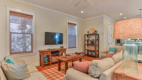 Family Ties - Located in Seacrest Beach 2 Master bedrooms and a large communal pool House in Rosemary Beach