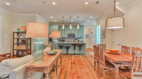 Family Ties - Located in Seacrest Beach 2 Master bedrooms and a large communal pool Haus in Rosemary Beach