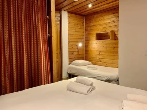 Alpe d'Huez Houses - Chalet Justine - Duplex for up to 15 people amazing location Condominio in Huez