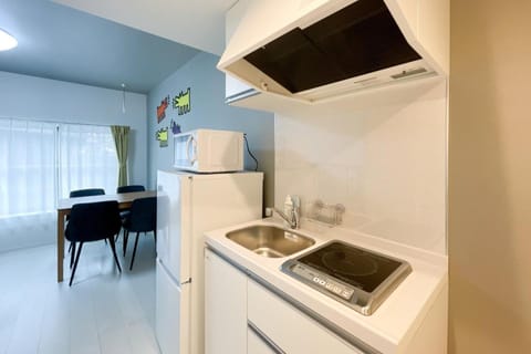 Kitchen or kitchenette, Dining area, minibar, stove