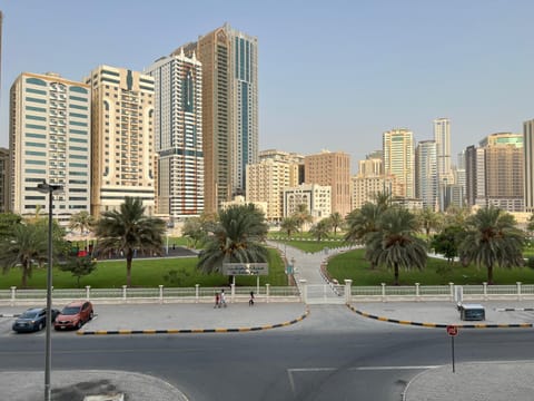 Park view bedroom in family apartment Urlaubsunterkunft in Al Sharjah
