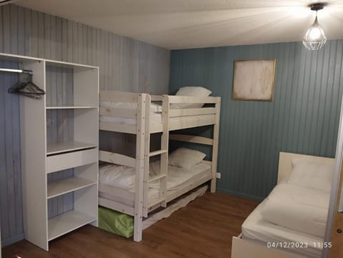 Bedroom, bunk bed