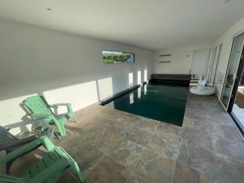 Maison contemporaine avec vue mer, piscine intérieure, classée 5 étoiles Chalet in Locquirec
