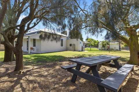 The Clifftop Cottage Portsea - Panoramic Bay Views House in Portsea