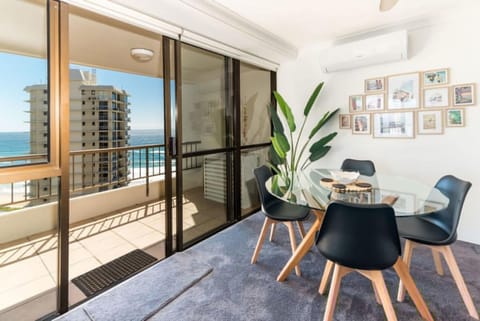 Charming 2BR Ocean View Apartment Apartment in Surfers Paradise