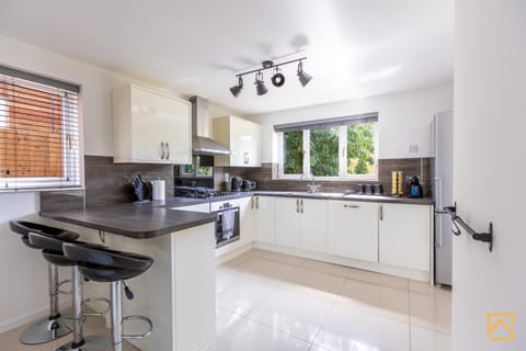 Cosy 5 bedroom house - Central By Valore Property Services House in Milton Keynes