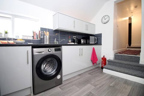 Kitchen or kitchenette, minibar, washing machine