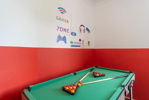 Billiard, Game Room