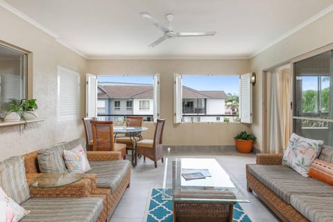 Tropical Reset - Escape to Paradise in Lakes Resort Condo in Edge Hill