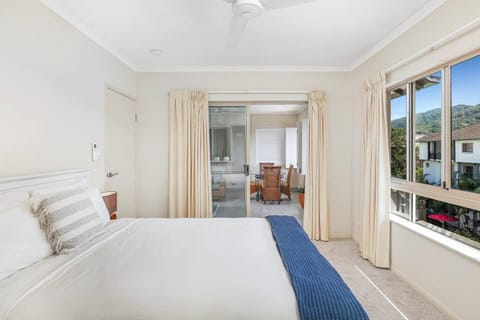 Tropical Reset - Escape to Paradise in Lakes Resort Apartment in Edge Hill