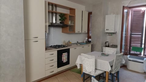 Kitchen or kitchenette, Dining area, pet friendly, stove