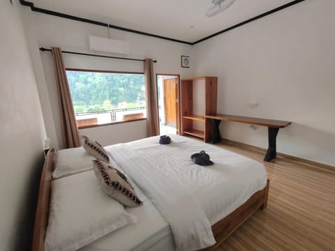 Bed, Photo of the whole room, Bedroom, towels, air conditioner