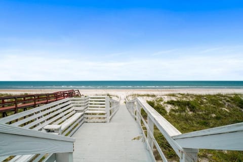 Crescent Lookout Oceanfront with panoramic views Casa in Crescent Beach