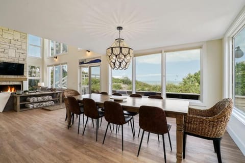 Crescent Lookout Oceanfront with panoramic views Maison in Crescent Beach