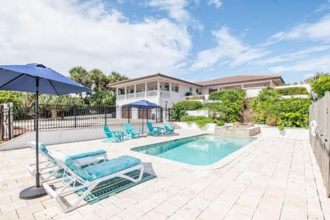 Island Time -- Oceanfront Bliss Maison in Crescent Beach