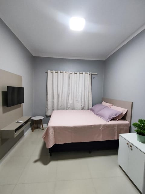 Bed, TV and multimedia, Bedroom