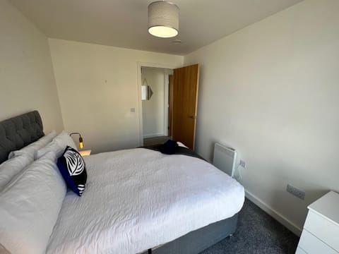 Central 2 Bed Apt with Balcony, Manchester City Centre Apartment in Salford