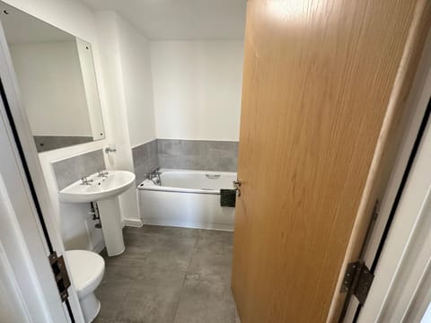 Central 2 Bed Apt with Balcony, Manchester City Centre Apartment in Salford