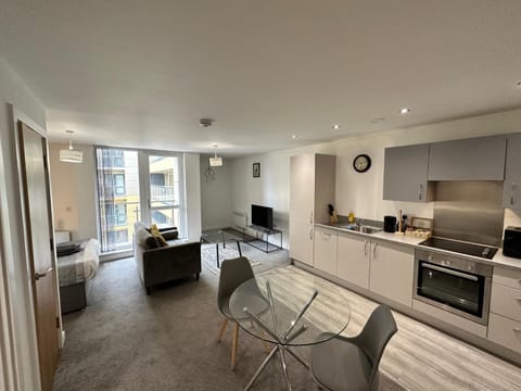 Central 2 Bed Apt with Balcony, Manchester City Centre Apartment in Salford